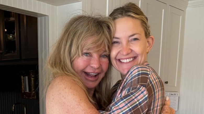 Goldie Hawn y Kate Hudson abrazándose y sonriendo en una foto sincera.