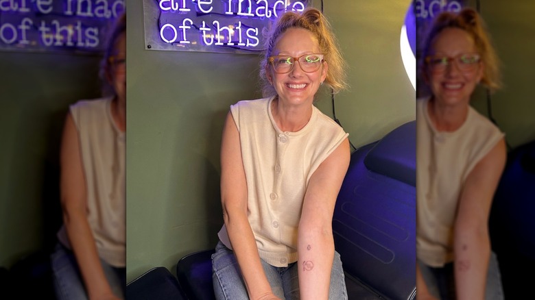 Judy Greer posa con su nuevo tatuaje de tocadiscos en julio de 2025