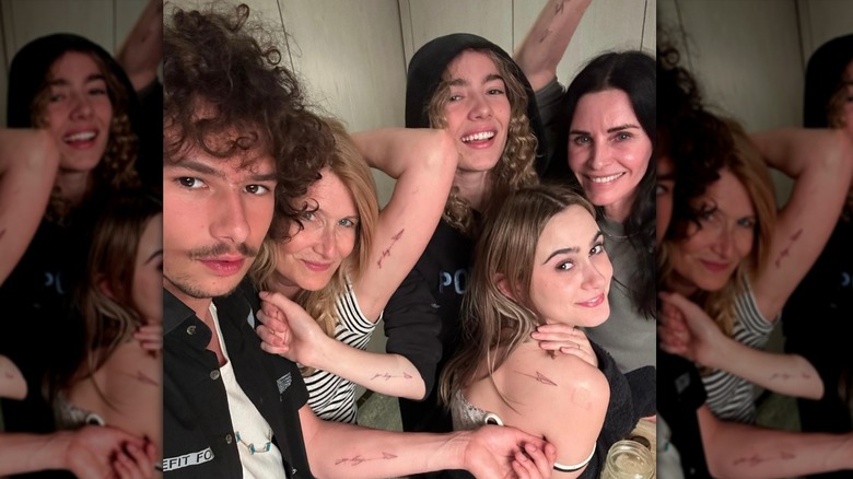 Courteney Cox, Laura Dern y sus hijos con tatuajes a juego, enero de 2023