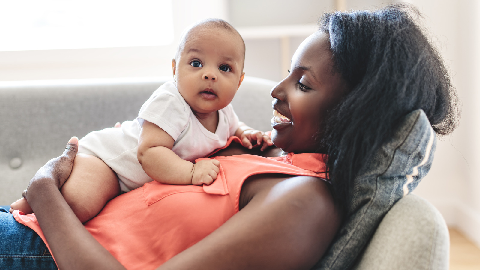 35 nombres de bebés antiguos que puedes hacer sentir frescos en 2026