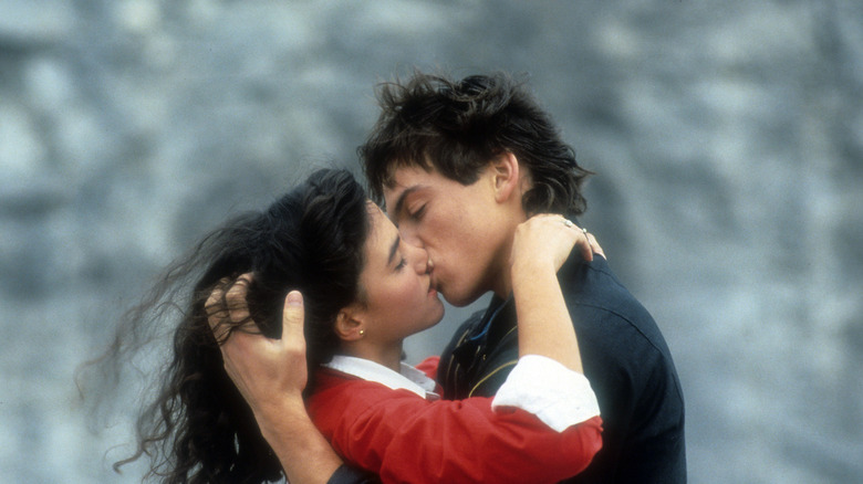 Jane Kaczmarek besando a Lewis Smith en una escena de la película 'The Heavenly Kid'