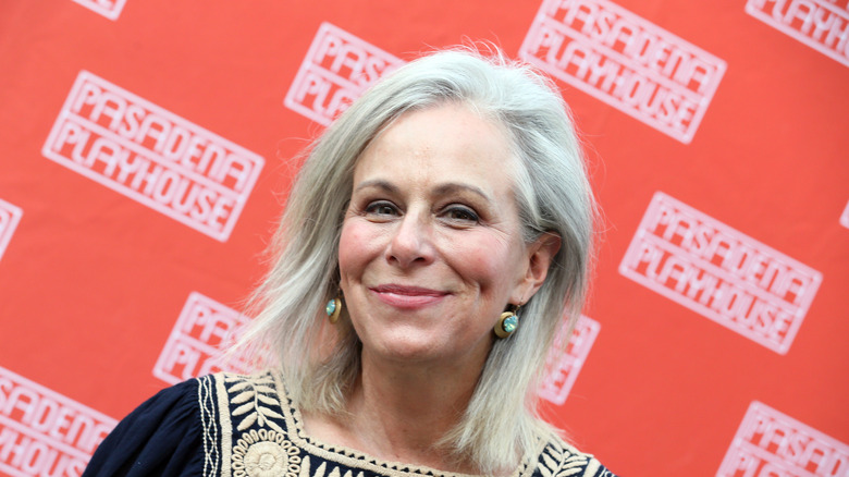 ﻿Jane Kaczmarek con cabello gris hasta los hombros fotografiada en Padadena ﻿Playhouse Celebrity Game Night en 2019