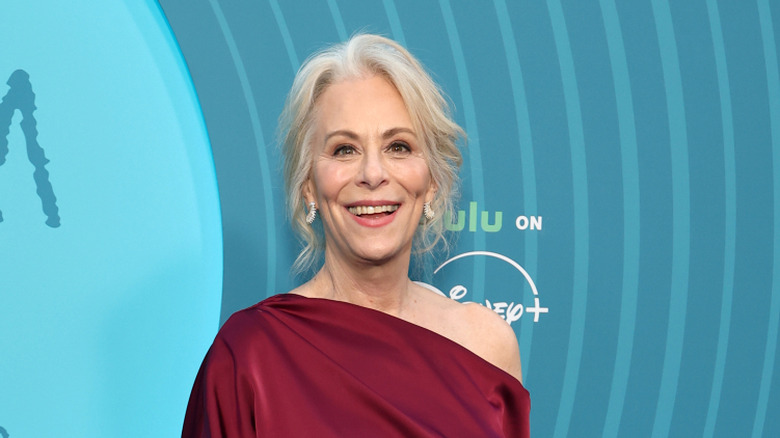 ﻿Jane Kaczmarek posando para una foto con el pelo gris peinado en el ﻿"Malcolm el de en medio: La vida sigue siendo injusta" Estreno en Nueva York en 2026