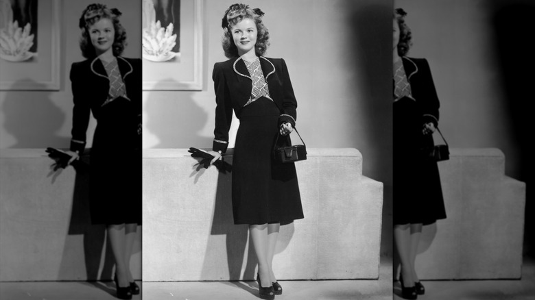 Shirley Temple posando para un retrato en 1947