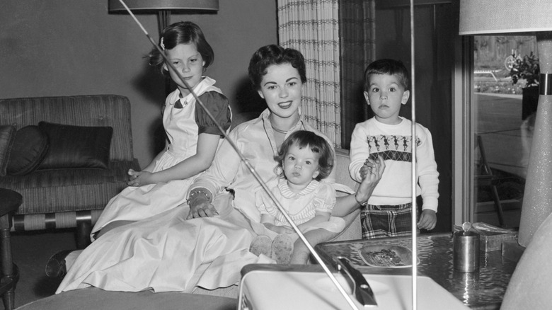 Shirley Temple con sus hijos en 1956