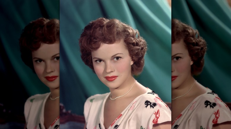 Shirley Temple posando con rizos en 1955