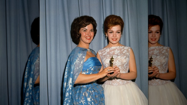 Shirley Temple entregando un premio a Annette Funicello en 1961