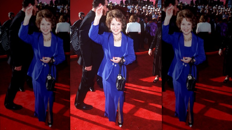 Shirley Temple con traje y blazer cobalto en 1998