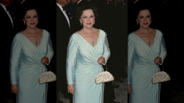 Shirley Temple con un vestido adornado en 1988