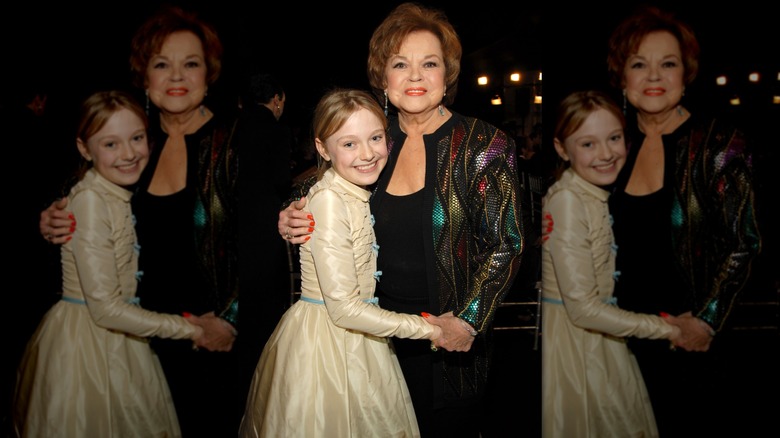 Shirley Temple posando con Dakota Fanning en 2006