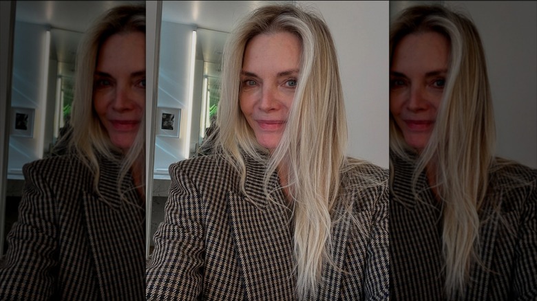 Michelle Pfeiffer luce blazer de tweed y sin maquillaje