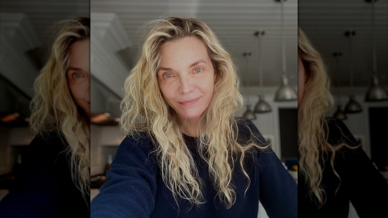 Michelle Pfeiffer con un suéter negro y sin maquillaje