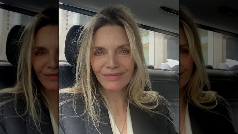 Michelle Pfeiffer se quita el maquillaje en la parte trasera de un coche