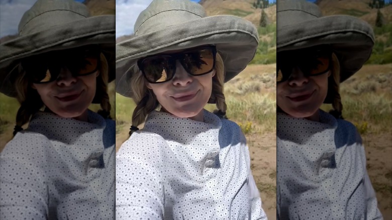 Michelle Pfeiffer usa sombrero para el sol, gafas de sol y sin maquillaje mientras está afuera
