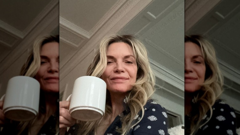 Michelle Pfeiffer sostiene una taza y no usa maquillaje