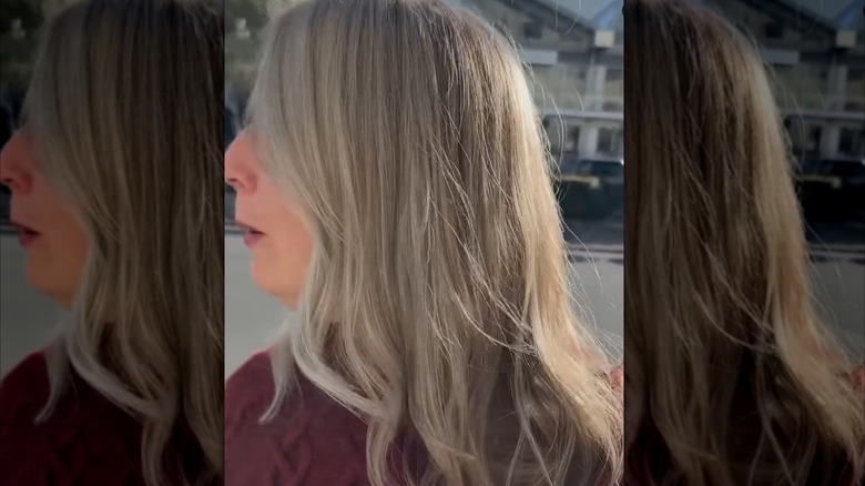 Mujer con cabello plateado y rubio.