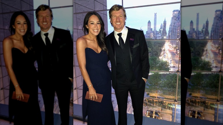 Joanna Gaines con un vestido azul marino en un evento posando con su esposo Chip Gaines.
