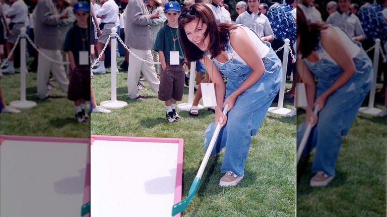Tiffani Thiessen en un acto benéfico para la Pediatric AIDS Foundation en Beverly Hills en 1997