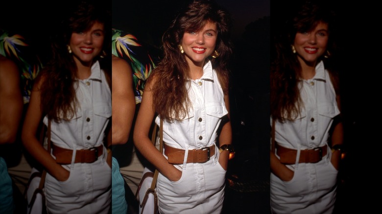 Tiffani Amber Thiessen con un vestido vaquero blanco en julio de 1990