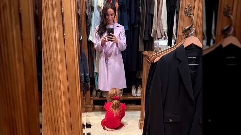Meghan Markle y Lilibet en su armario.