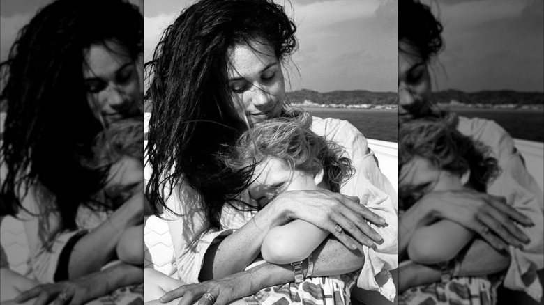 Meghan Markle abraza a Lilibet en la playa.