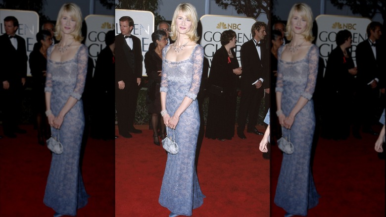 Laura Dern luce un vestido azul pálido en los Globos de Oro de 1999