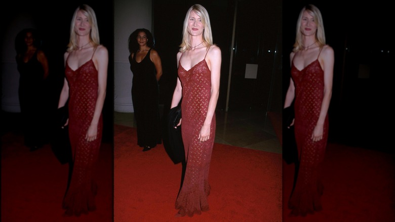 Laura Dern lleva un vestido rojo en el baile anual de imágenes en movimiento en 1999.