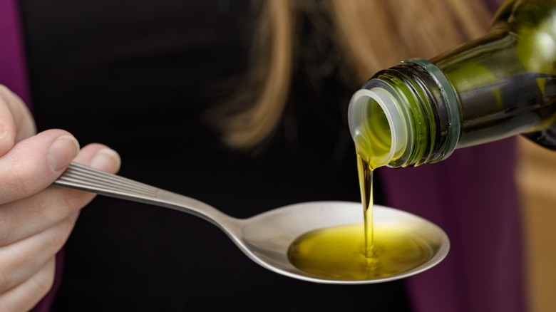Imagen de cerca del aceite de oliva medido en una cucharada.