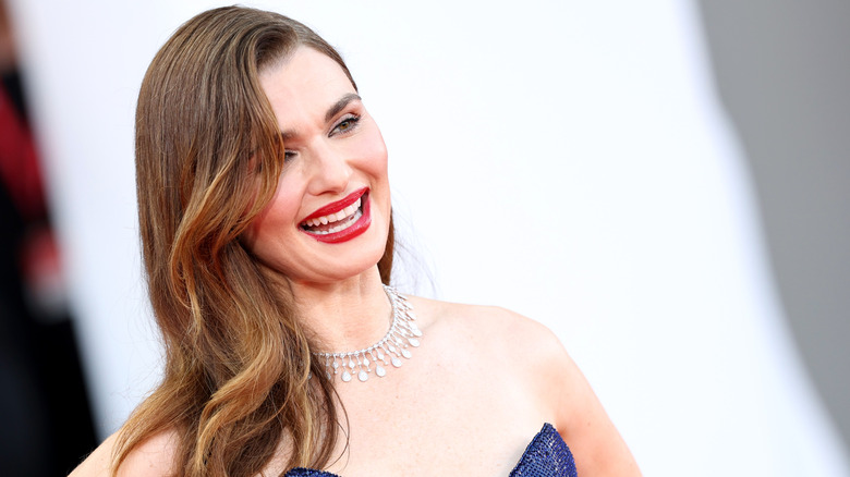 Rachel Weisz luce riendo mientras luce un collar de diamantes