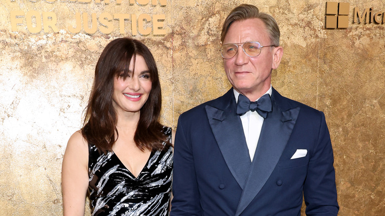 Rachel Weisz con un vestido estampado posando con su marido Daniel Craig