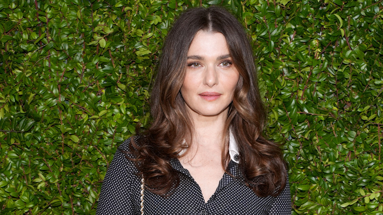 Rachel Weisz con una camisa de lunares