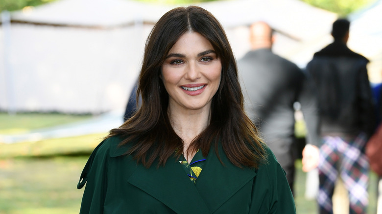 Rachel Weisz con un abrigo verde