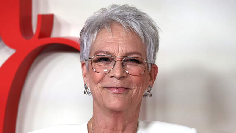 Imágenes de lado a lado de Jamie Lee Curtis y Megan Fox en eventos de alfombra roja