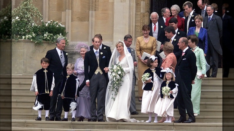 Una foto de la familia real parada en las escaleras de la iglesia después de la boda del Príncipe Eduardo y Sofía.