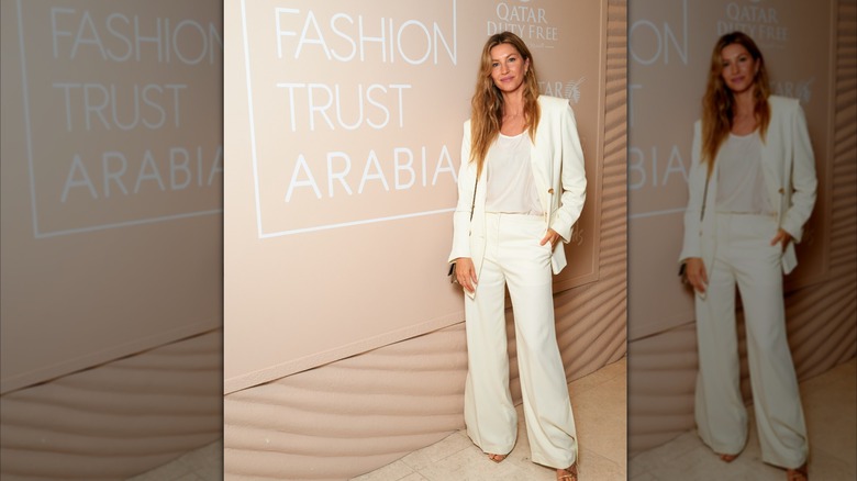 Gisele Bündchen posa delante de un cartel de Fashion Trust Arabia