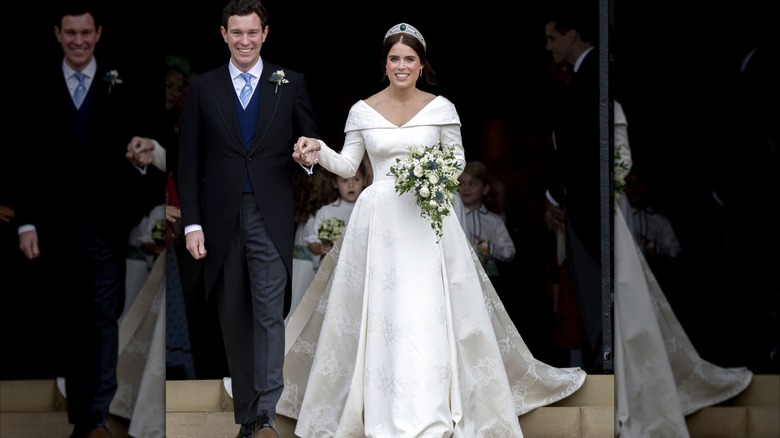 La princesa Eugenia y Jack Brooksbank están juntos en su boda en la Capilla de San Jorge en el Castillo de Windsor.