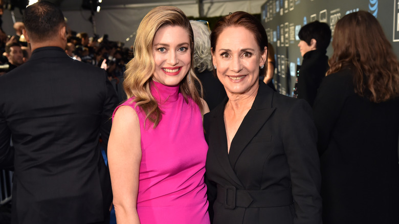 Zoe Perry (izq.) y Laurie Metcalf en la 24a edición anual de los Critics' Choice Awards en Barker Hangar el 13 de enero de 2019 en Santa Mónica, California