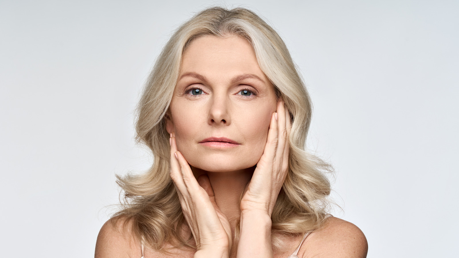 ¿Es el ADN del salmón una moda pasajera en el cuidado de la piel o el secreto para una piel sana para las mujeres mayores? Le preguntamos a un dermatólogo