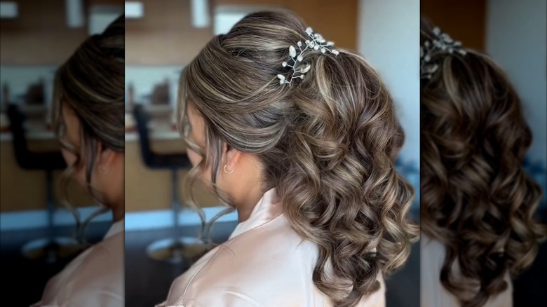 Mujer con rizos voluminosos
