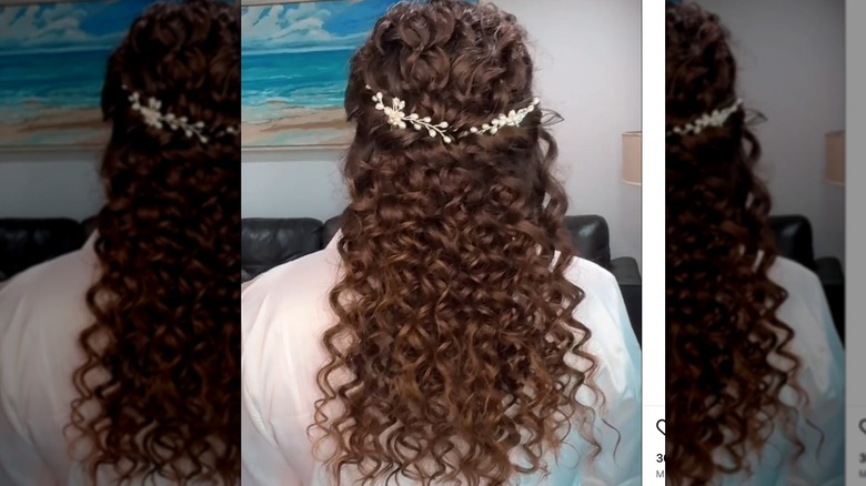 Mujer con pelo rizado