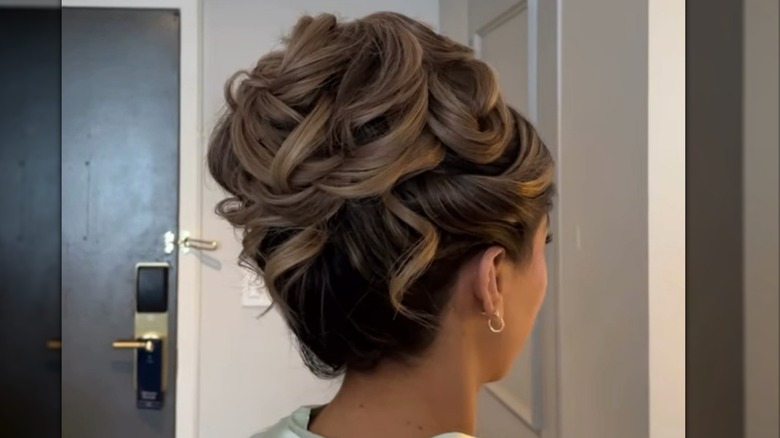 Mujer con un recogido alto