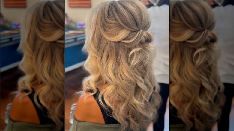 Mujer con medio recogido con ondas sueltas