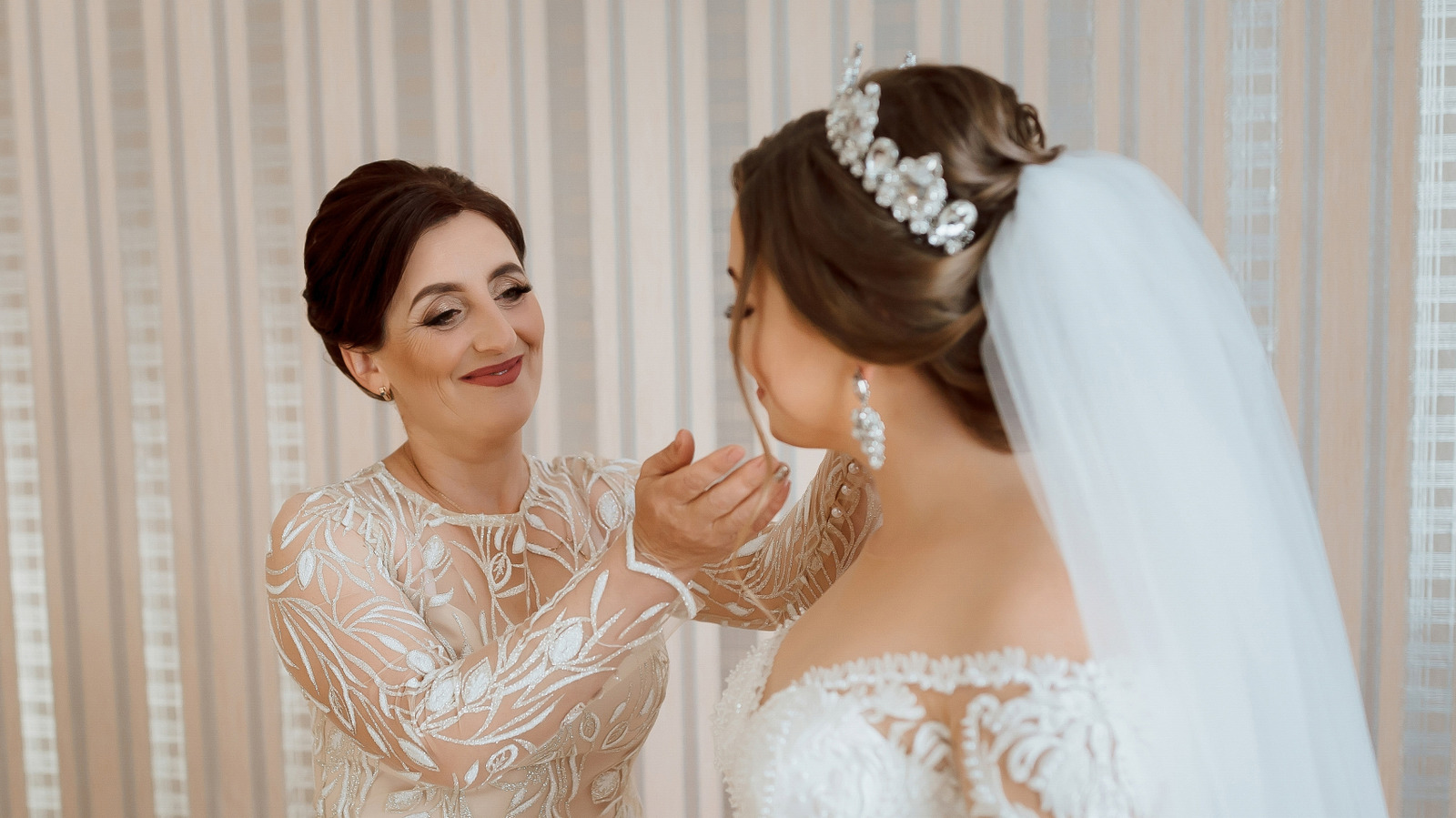8 peinados de boda perfectos para las madres de la novia o el novio