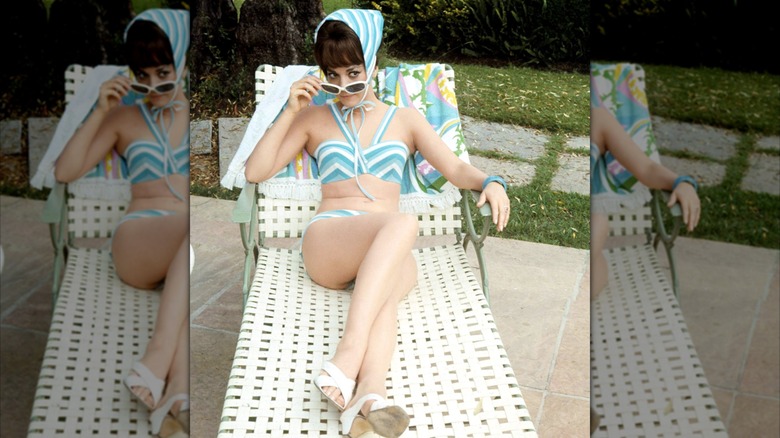 Natalie Wood descansando en una silla junto a la piscina.