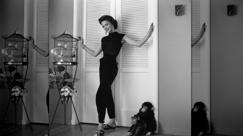Natalie Wood posa para un retrato en blanco y negro en su casa.