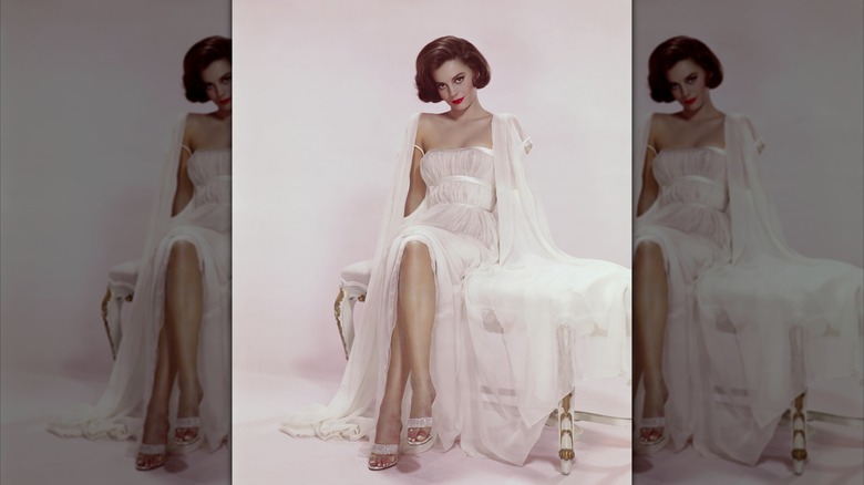 Natalie Wood posa con un vestido largo blanco.