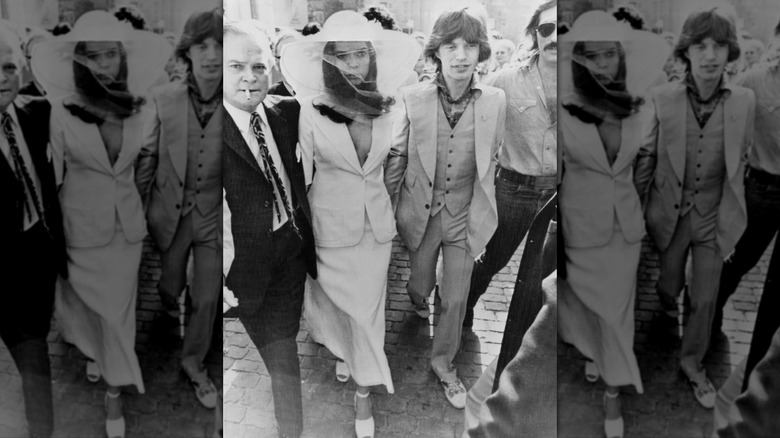 Mick Jagger y Bianca Jagger fotografiados en blanco y negro el día de su boda en 1971.