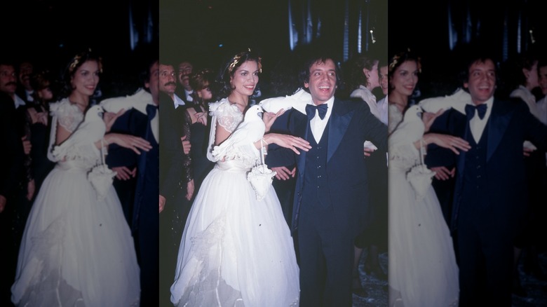 Bianca Jagger con un vestido de gala blanco adornado con palomas junto a Steve Rubell en Studio 54.