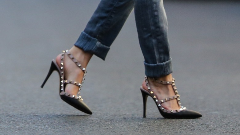 Una imagen en primer plano de los tacones Rockstud de Valentino.