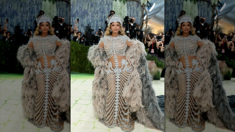 Beyoncé luce un vestido plateado de Olivier Rousteing y un tocado en la Met Gala 2026
